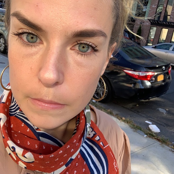 Meet your Posher, Hollie - Picture 1 of 1